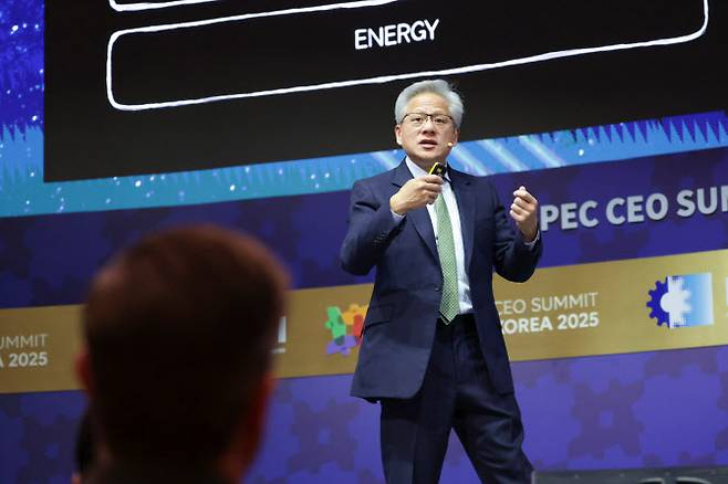젠슨 황 엔비디아 최고경영자(CEO)가 지난달 31일 경북 경주 예술의전당에서 열린 아시아태평양경제협력체(APEC) 최고경영자(CEO) 서밋 특별 세션에서 연설하고 있다.(사진=연합뉴스)