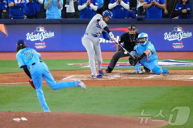 월드시리즈 7차전에서 승부를 펼치는 LA 다저스와 토론토 블루제이스. ⓒ AFP=뉴스1