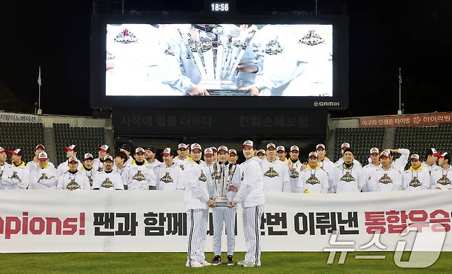 1일 서울 송파구 잠실야구장에서 열린 프로야구 LG트윈스의 2025 한국시리즈 우승 세리머니 팬 감사 행사 '더 리턴 오브 챔피언스'(The Return of Champions)'에서 염경엽 감독, 주장 박해민, MVP 김현수와 선수들이 챔피언 트로피 퍼포먼스를 하고 있다. 2025.11.1/뉴스1 ⓒ News1 이호윤 기자