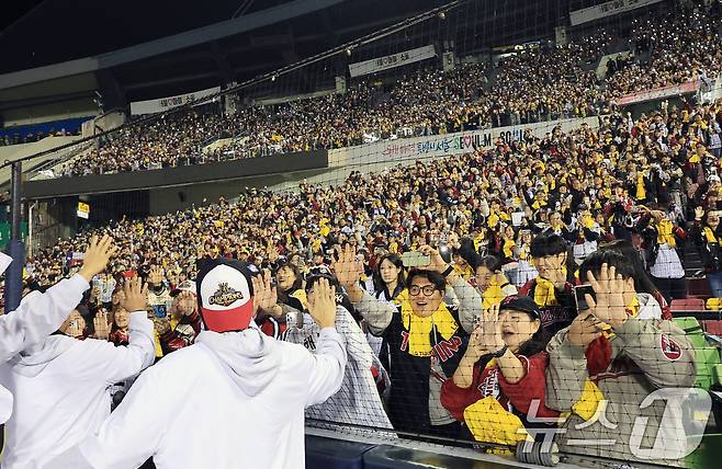 1일 서울 송파구 잠실야구장에서 열린 프로야구 2025 한국시리즈 우승 세리머니 팬 감사 행사 '더 리턴 오브 챔피언스'(The Return of Champions)'에서 LG트윈스 선수단이 그라운드 행진을 하며 팬들에게 손 맞춤을 하고 있다.2025.11.1/뉴스1 ⓒ News1 이호윤 기자
