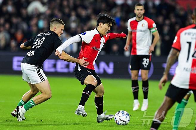 페예노르트의 황인범(가운데) ⓒ AFP=뉴스1