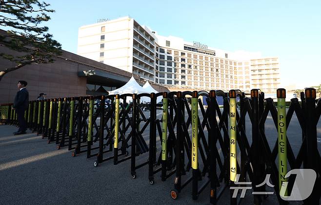 아시아태평양경제협력체(APEC) 정상회의에 참석하는 도널드 트럼프 미국 대통령의 방한일인 29일 오전 트럼프 대통령 숙소로 알려진 경주 힐튼 호텔 앞이 통제되고 있다. 2025.10.29/뉴스1 ⓒ News1 김민지 기자