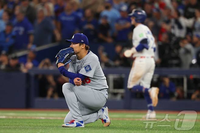 월드시리즈 7차전에 구원등판한 다저스 야마모토.ⓒ AFP=뉴스1