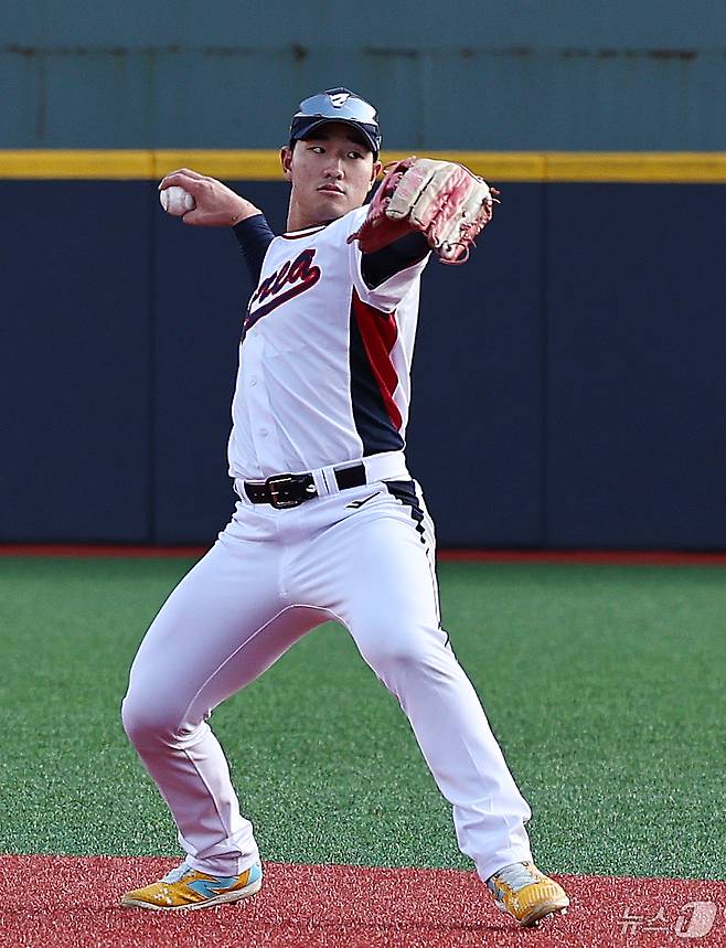 야구 국가대표팀 안현민이 2일 오후 경기 고양시 국가대표 야구훈련장에서 열린 첫 소집훈련에서 몸을 풀고 있다. 류지현 감독이 이끄는 대표팀은 오는 8,9일 체코에 이어 15,16일에 일본과의 평가전 경기를 치를 예정이다. 2025.11.2/뉴스1 ⓒ News1 구윤성 기자