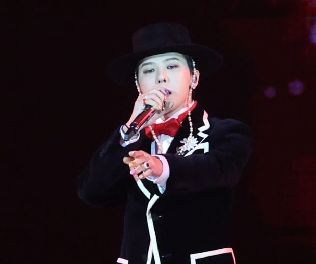 가수 지드래곤이 31일 경북 경주시 라한셀렉트호텔에서 열린 2025 아시아태평양경제협력체(APEC) 정상회의 환영 만찬에서 공연을 펼치고 있다. 사진 | 연합뉴스