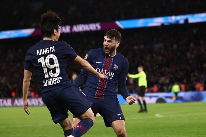 흐비차와 기뻐하는 이강인. AFP연합뉴스