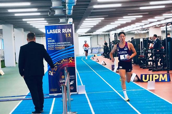 근대5종 U19 대표팀 박세찬이 카자흐스탄 알마티에서 열린 근대5종 U19 아시아 선수권에서 레이저런 경기를 하고 있다. 사진 | 대한근대5종연맹