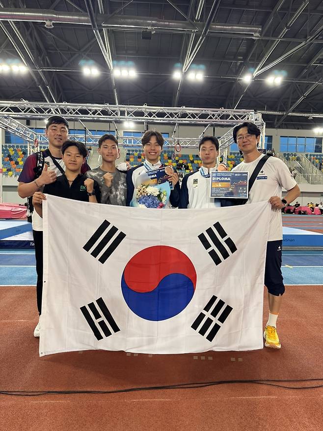 근대5종 U19 남자 대표팀이 카자흐스탄 알마티에서 열린 근대5종 U19 아시아 선수권 남자 계주에서 동메달을 따낸 후 태극기를 들고 포즈를 취했다. 사진 | 대한근대5종연맹