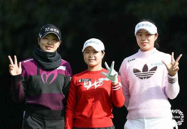 올시즌 KLPGA투어 위메이드 대상포인트 1위를 확정한 유현조가 2일 엘리시안 제주에서 열린 KLPGA투어 에쓰오일 챔피언십 최종라운드에서 우승자 고지원, 신인왕 1위를 달리고 있는 서교림(왼쪽부터)과 포즈를 취하고 있다. 사진 | KLPGA