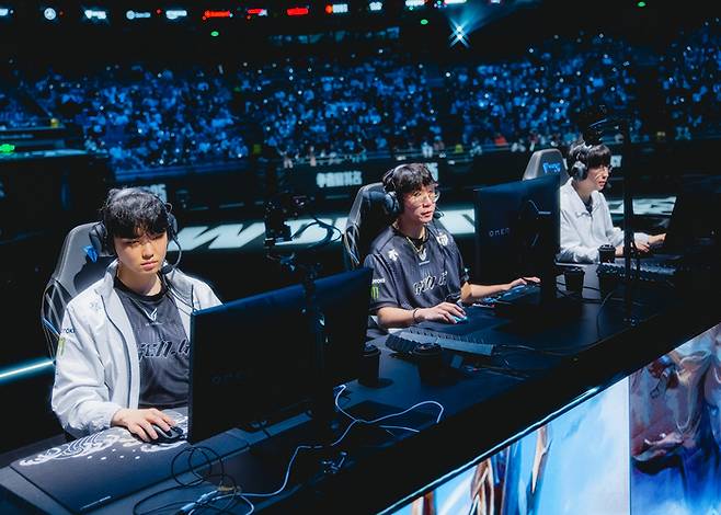 젠지가 1일(한국시간) 중국 상하이 메르세데스-벤츠 아레나에서 열린 ‘2025 LoL 월드챔피언십(롤드컵)’ 4강전 KT 롤스터전을 치르고 있다. 사진 | 라이엇 게임즈