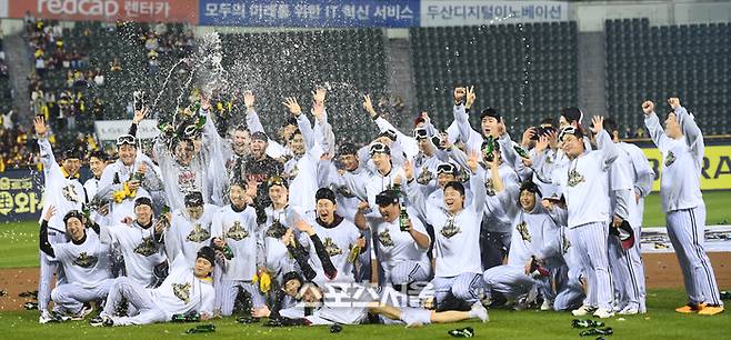 LG 선수들이 1일 서울 잠실구장에서 열린 ‘한국시리즈 통합우승 IN 잠실’ 행사 샴페인 샤워 후 포즈를 취하고 있다. 잠실 | 최승섭기자 thunder@sportsseoul.com
