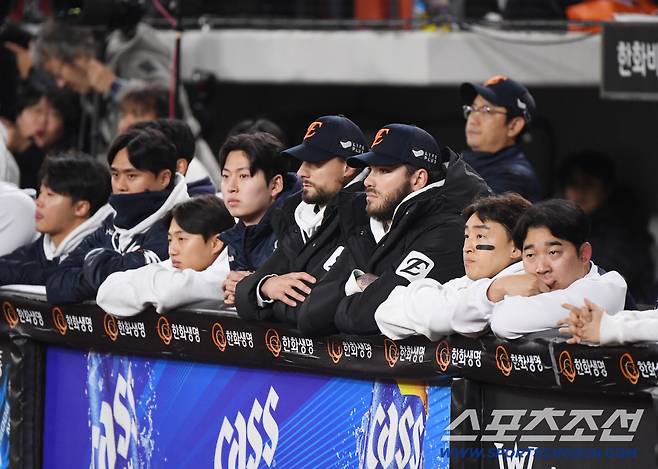 31일 대전 한화생명볼파크에서 열린 LG와 한화의 한국시리즈 5차전. 한화 선수들이 9회말 마지막 공격을 지켜보고 있다. 대전=정재근 기자 cjg@sportschosun.com/2025.10.31/