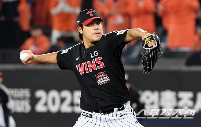 29일 대전 한화생명볼파크에서 열린 한국시리즈 3차전 한화 이글스와 LG 트윈스의 경기. LG 김진성이 역투하고 있다. 대전=박재만 기자 pjm@sportschosun.com/2025.10.29/