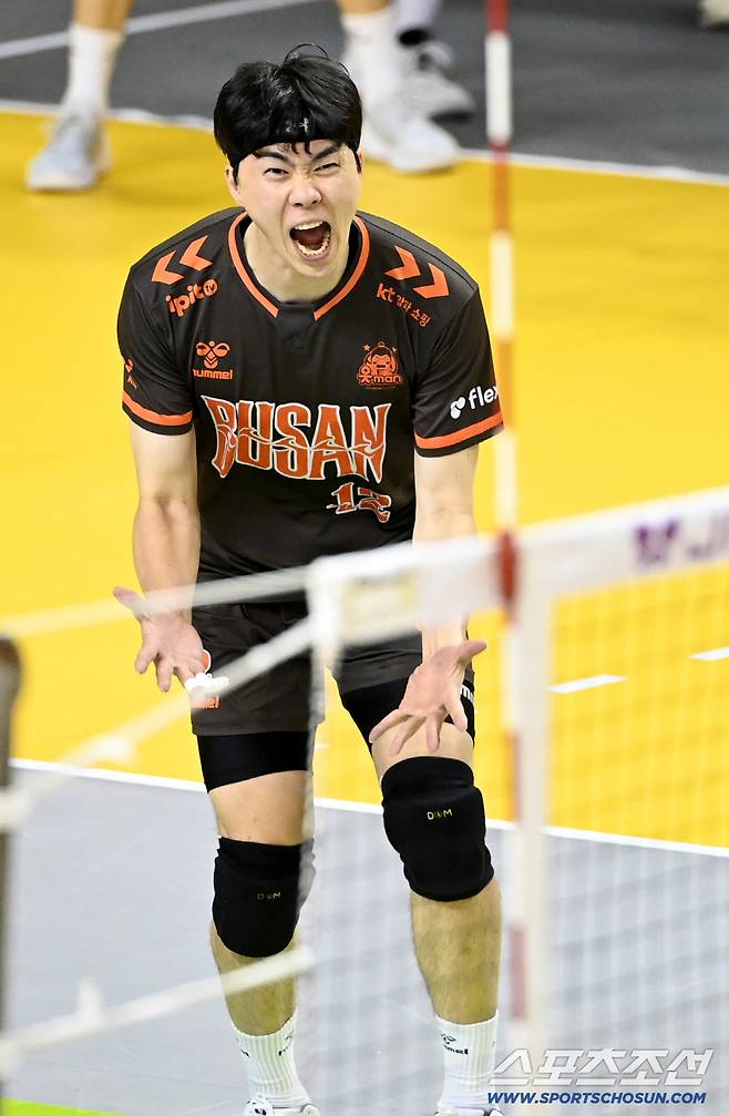 30일 의정부 경민대체육관에서 열린 V리그 남자부 KB손해보험과 OK저축은행의 경기, OK저축은행 전광인이 득점을 성공한 후 환호하고 있다. 의정부=허상욱 기자wook@sportschosun.com/2025.10.30/