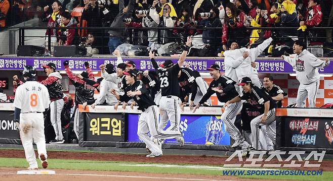 31일 대전 한화생명볼파크에서 열린 한화와 LG의 한국시리즈 5차전. LG가 한화에 승리하며 통합 우승을 차지했다. 우승이 확정되자 환호하고 있는 LG 선수들. 대전=송정헌 기자songs@sportschosun.com/2025.10.31/