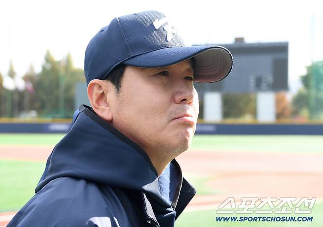 야구 국가대표팀이 2일 오후 경기도 고양 야구대표팀 훈련장에서 첫 훈련을 시작했다. 류지현 감독이 경기 전 인터뷰에 응하고 있다. 고양=정재근 기자 cjg@sportschosun.com/2025.11.2/