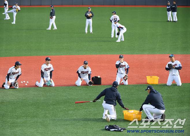 야구 국가대표팀이 2일 오후 경기도 고양 야구대표팀 훈련장에서 첫 훈련을 시작했다. 내야수들이 무릎을 꿇고 펑고를 받고 있다. 고양=정재근 기자 cjg@sportschosun.com/2025.11.2/