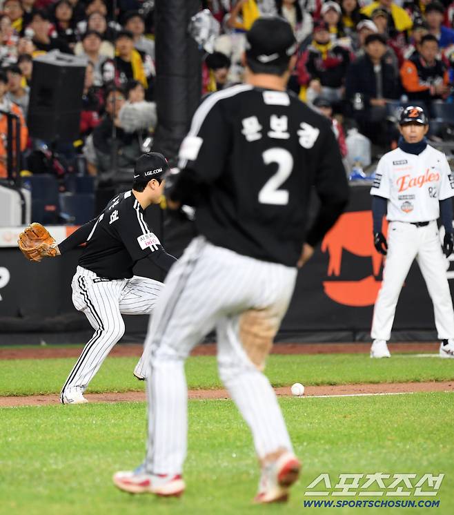 31일 대전 한화생명볼파크에서 열린 한국시리즈 5차전 한화 이글스와 LG 트윈스의 경기. 3회말 무사 1,2루 한화 문현빈 번트 타구를 LG 3루수 구본혁이 포구하지 않고 지켜보고 있다. 대전=박재만 기자 pjm@sportschosun.com/2025.10.31/