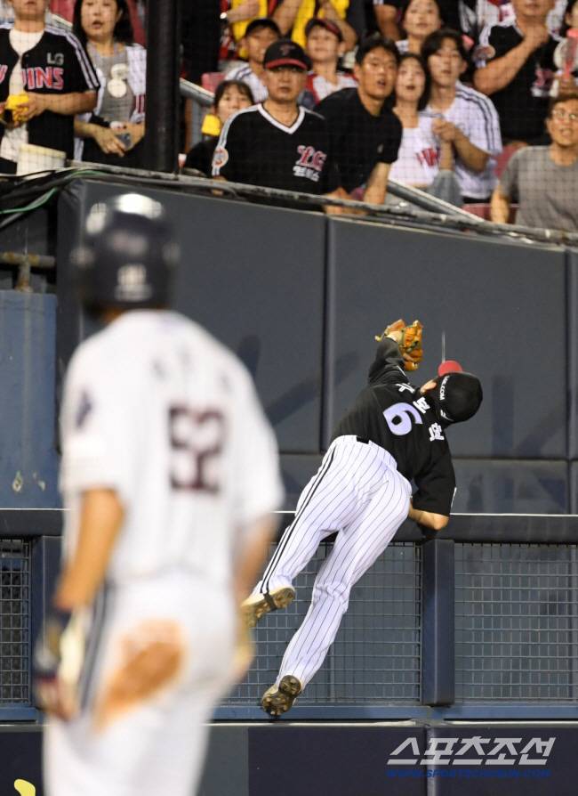 25일 잠실구장에서 열린 두산 베어스와 LG 트윈스의 경기. 9회말 2사 1,3루 두산 이유찬 타구를 LG 구본혁이 펜스를 올라타고 점프해 잡아내고 있다. 잠실=박재만 기자 pjm@sportschosun.com/2025.07.25/