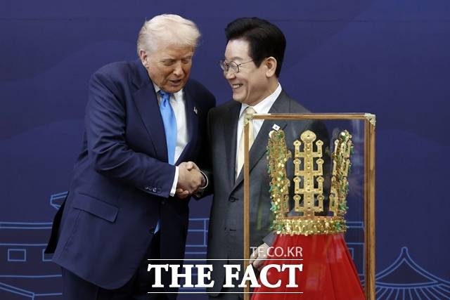 이재명 대통령이 지난달 29일 경북 경주박물관에서 도널드 트럼프 미국 대통령에게 천마총 금관 모형을 선물한 뒤 악수하고 있다. /APEC 2025 KOREA & 연합뉴스