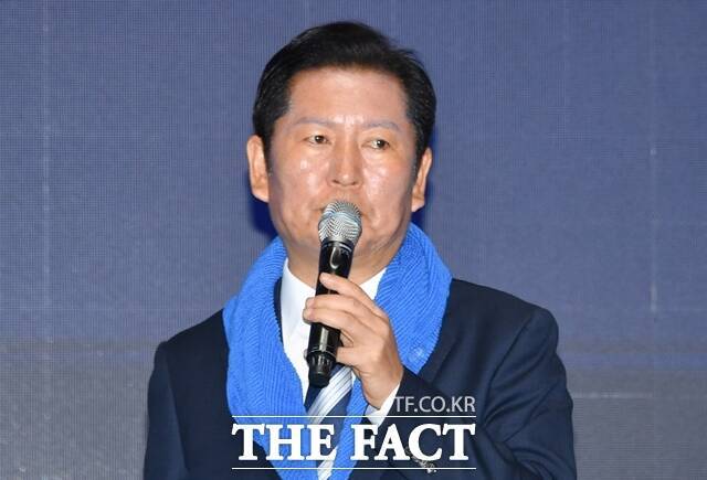 정청래 더불어민주당 대표가 "대통령선거는 제1의 내란극복, 지방선거는 내란잔재를 청산하는 제2의 내란극복 선거"라고 밝혔다. 정청래 더불어민주당 대표가 2일 오전 전남 나주시 나주종합스포츠파크 다목적체육관에서 열린 민주당 전남도당 임시 당원대회에서 축사를 하고 있다. /뉴시스