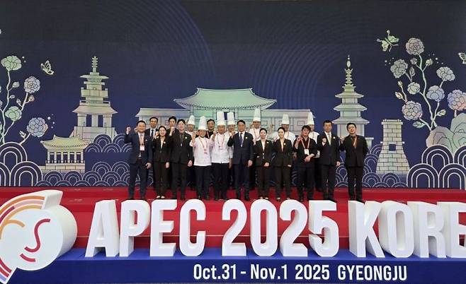 롯데호텔앤리조트 임직원들이 2025 아시아태평양경제협력체(APEC) 정상회의 행사를 마친 뒤 기념촬영하고 있다. 롯데호텔앤리조트 제공