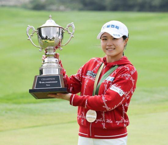 고지원이 S-OIL 챔피언십 우승 직후 트로피를 들고 미소를 짓고 있다. KLPGA 제공