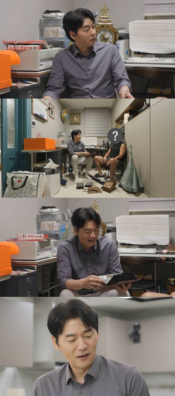 2일 방송되는 SBS ‘미운 우리 새끼’(미우새)에서 배우 김승수가 23년 지기 원조 톱스타 절친을 만난다. 김희선, 고현정 등과 활동했던 절친은 결혼했음에도 수십 년 된 물건으로 가득 찬 괴기스러운 방에서 '자체 감금' 생활을 하고 있어 충격을 안겼다. 또한, 17세 연하 아내와 18년째 결혼 생활 중인 절친은 김승수에게 부러움을 사며 자신만의 결혼 비결을 공개한다. 톱스타의 정체와 비밀스러운 사연은 방송을 통해 공개될 예정이다.