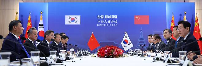 이재명 대통령과 시진핑 중국 국가주석이 1일 경북 국립경주박물관에서 한중 정상회담을 하고 있다./연합뉴스