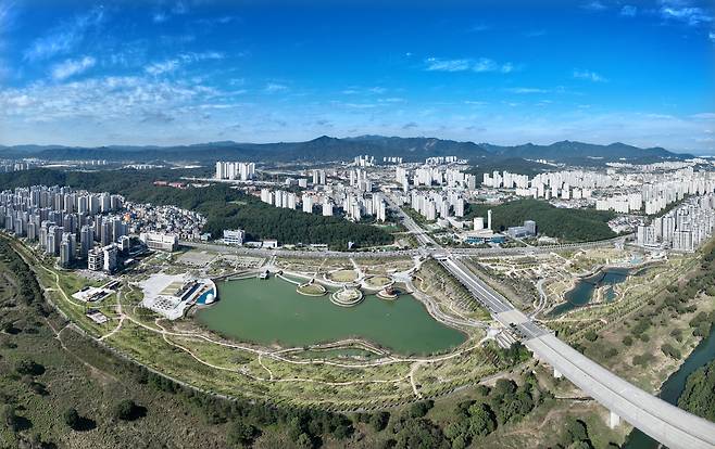 지난달 24일 촬영한 대전 서구 도안동과 유성구 원신흥동 일대에 조성된 갑천생태호수공원 전경. 대전도시공사에 따르면 갑천생태호수공원은 총사업비 950억 원을 투입해 43만1244㎡ 규모로 조성됐으며, 축구장 60개에 해당하는 크기다. /신현종 기자