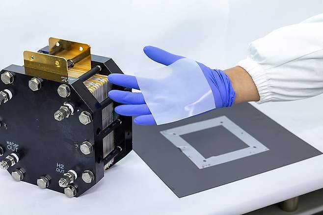 한국화학연구원 연구진이 완성된 2차원 질화붕소 나노플레이크(BNNF)를 첨가한 가스켓 복합체를 보여주고 있다./한국화학연구원