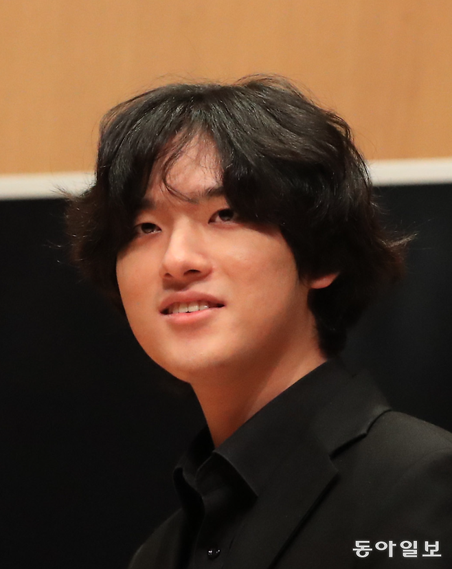 천재라는 평가를 받는 임윤찬 피아니스트. 지난 8월 이탈리아 신문과의 인터뷰에서  “지나친 경쟁문화 탓에 한국에서의 생활이 고통스러웠다”고 토로했다.    동아일보DB