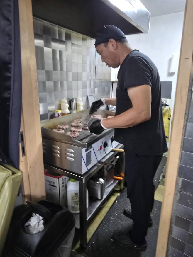 김건우가 수제 패티를 굽고 있다. 김건우 제공