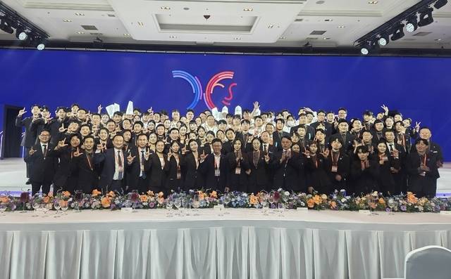 지난 1일 롯데호텔앤리조트 임직원들이 ‘2025 APEC 정상회의’ 행사 종료 후 기념촬영을하고 있다. [롯데호텔앤리조트 제공]