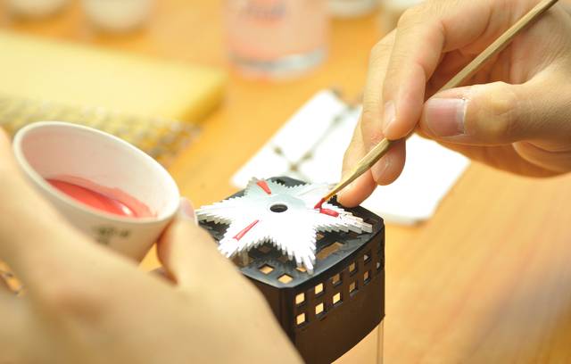 한국조폐공사의 훈장 제작 장인이 전통공예 기법인 칠보를 사용해 훈장에 색을 입히고 있다. [조폐공사 제공]