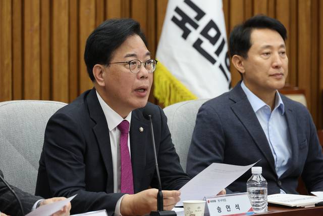 송언석(왼쪽) 국민의힘 원내대표가 2일 국회 본청에서 열린 당 서울·인천·경기·강원 지역민생 예산정책협의회에서 모두발언을 하고 있다. 오른쪽은 오세훈 서울시장.<연합뉴스 사진>