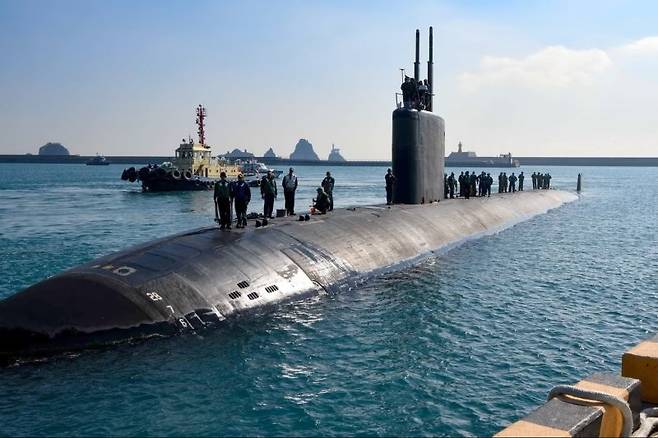 미 해군 LA급 핵추진 잠수함 '스프링필드'(SSN-761·6000t)가 지난 2023년 2월 23일 부산에 입항하고 있다. 스프링필드는 사거리 3100㎞에 달하는 토마호크 잠대지 순항미사일 수십발을 장착하고 있다. 이 미사일은 동북아 역내 해상 어디에서도 북한 전역의 핵·미사일 기지와 지휘부 등을 정밀타격할 수 있다. 미 해군 제공