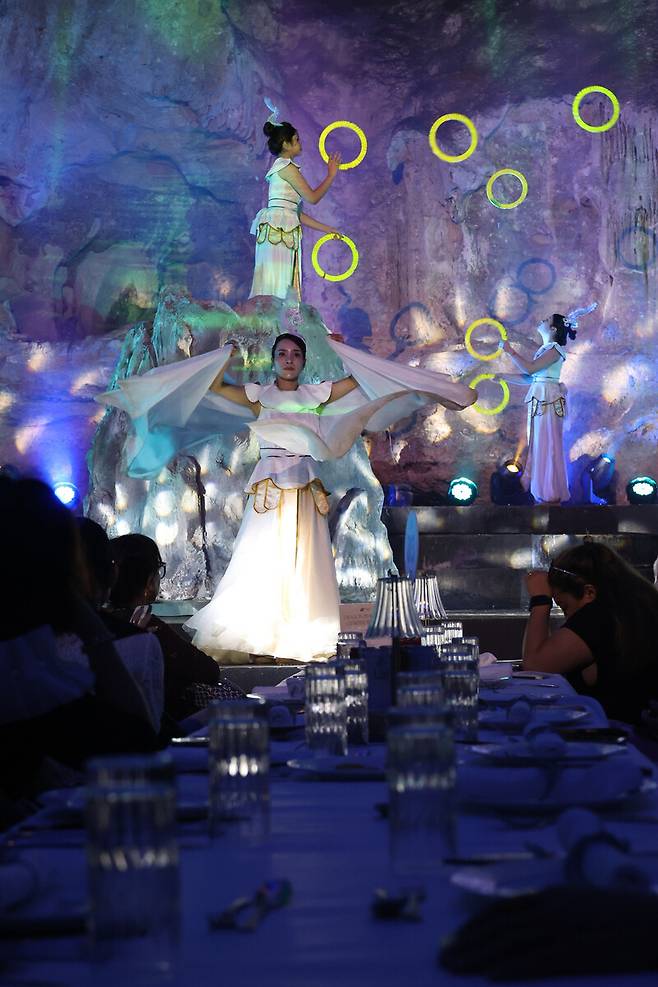 ‘용의 진주 동굴’에선 식사 전에 공연이 진행된다. 무용수들의 화려한 춤사위가 하롱베이 전설을 들려준다. 김영원 기자