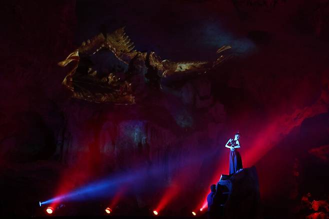 베트남 꽝닌성 하롱베이에 있는 ‘용의 진주 동굴’에서 펼쳐진 공연. 김영원 기자