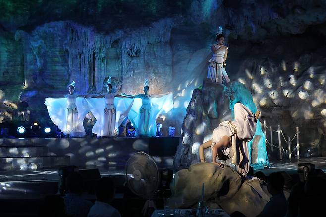 베트남 꽝닌성 하롱베이에 있는 ‘용의 진주 동굴’에 펼쳐지는 공연. 김영원 기자