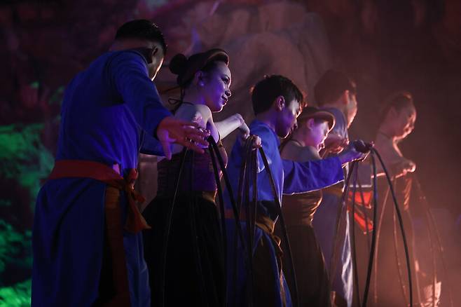 베트남 꽝닌성 하롱베이에 있는 ‘용의 진주 동굴’에서 펼쳐지는 공연. 김영원 기자