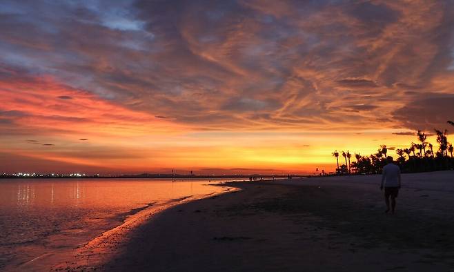 지난달 24일(현지시각) 저녁 베트남 꽝닌성 ‘인터컨티넨탈 하롱베이 리조트’ 앞 해변에서 바라본 석양. 김영원 기자