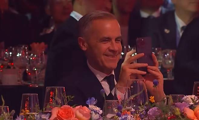 마크 카니 캐나다 총리가 지드래곤 공연을 촬영하는 모습이 카메라에 잡혔다. 연합뉴스티브이(TV) 유튜브 갈부리