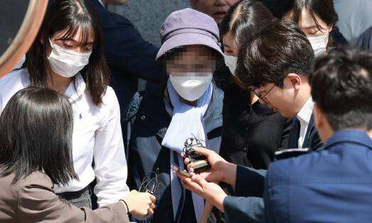 김건희 여사 어머니 최은순씨가 지난해 5월 서울 송파구 서울동부구치소에서 출소하고 있다. 김혜윤 기자 unique@hani.co.kr