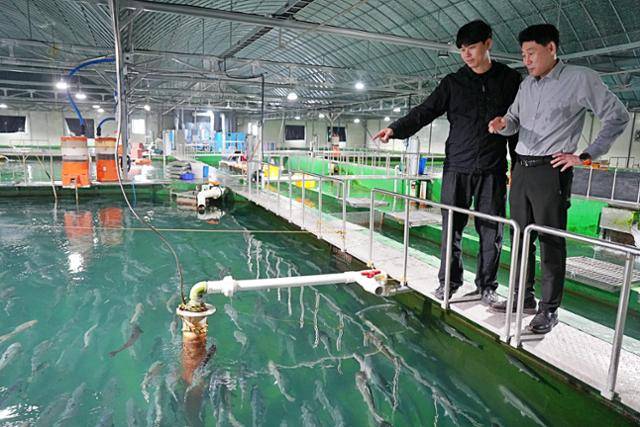 김상욱(오른쪽) 월야수산 대표와 조성연 롯데마트 수산팀 상품기획자(MD)가 20일 경북 안동시 월야수산 내 왕연어 양식장을 살펴보고 있는 모습. 롯데마트 제공