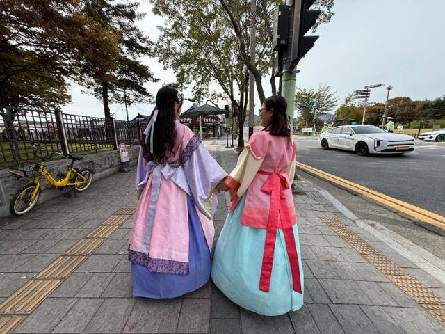 지난달 30일 경북 경주시 황리단길에서 문미정·변아영씨 모녀가 신라복을 입고 길거리를 걷고 있다. 경주=허유정 기자