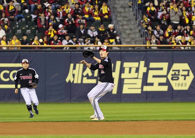 임찬규가 1일 서울 잠실구장에서 열린 이벤트 청백전에서 유격수로 나와 타구를 잡으려고 하고 있다. 구단 제공