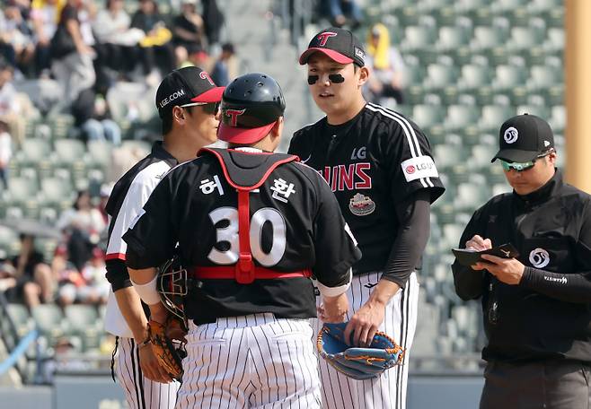 14일 오후 서울 잠실야구장에서 열린 프로야구 LG 와 두산 경기. LG 선발 손주영이 3회 1사 1, 2루 위기에 빠지자 김경태 코치가 마운드를 방문 진정시키고있다. 잠실=정시종 기자 capa@edaily.co.kr /2024.04.14.