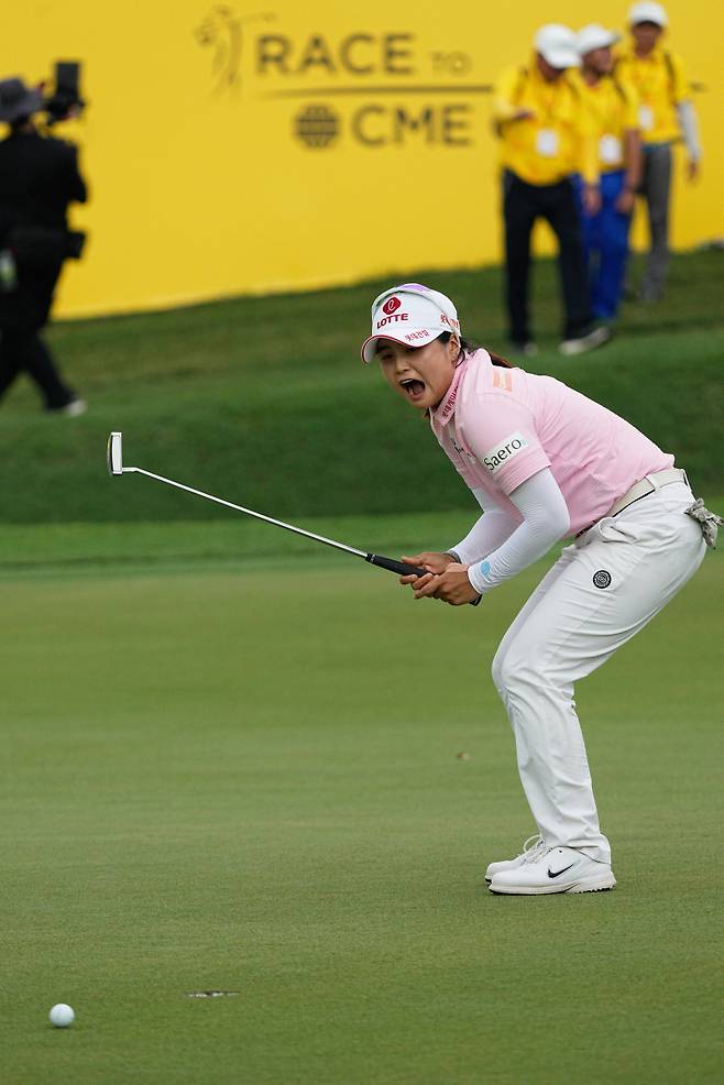 <yonhap photo-7044=""> Choi Hye-Jin of Korea reacts after missing her birdie putt at the 18th hole during the LPGA Tour's Maybank Championship at Kuala Lumpur Golf and Country club in Kuala Lumpur, Malaysia, Sunday, Nov. 2, 2025. (AP Photo/Kien Huo)/2025-11-02 17:32:51/ <저작권자 ⓒ 1980-2025 ㈜연합뉴스. 무단 전재 재배포 금지, AI 학습 및 활용 금지></yonhap>