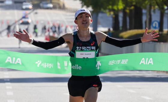 JTBC 서울마라톤 한국 남자 부문 1위 김홍록. 우상조 기자